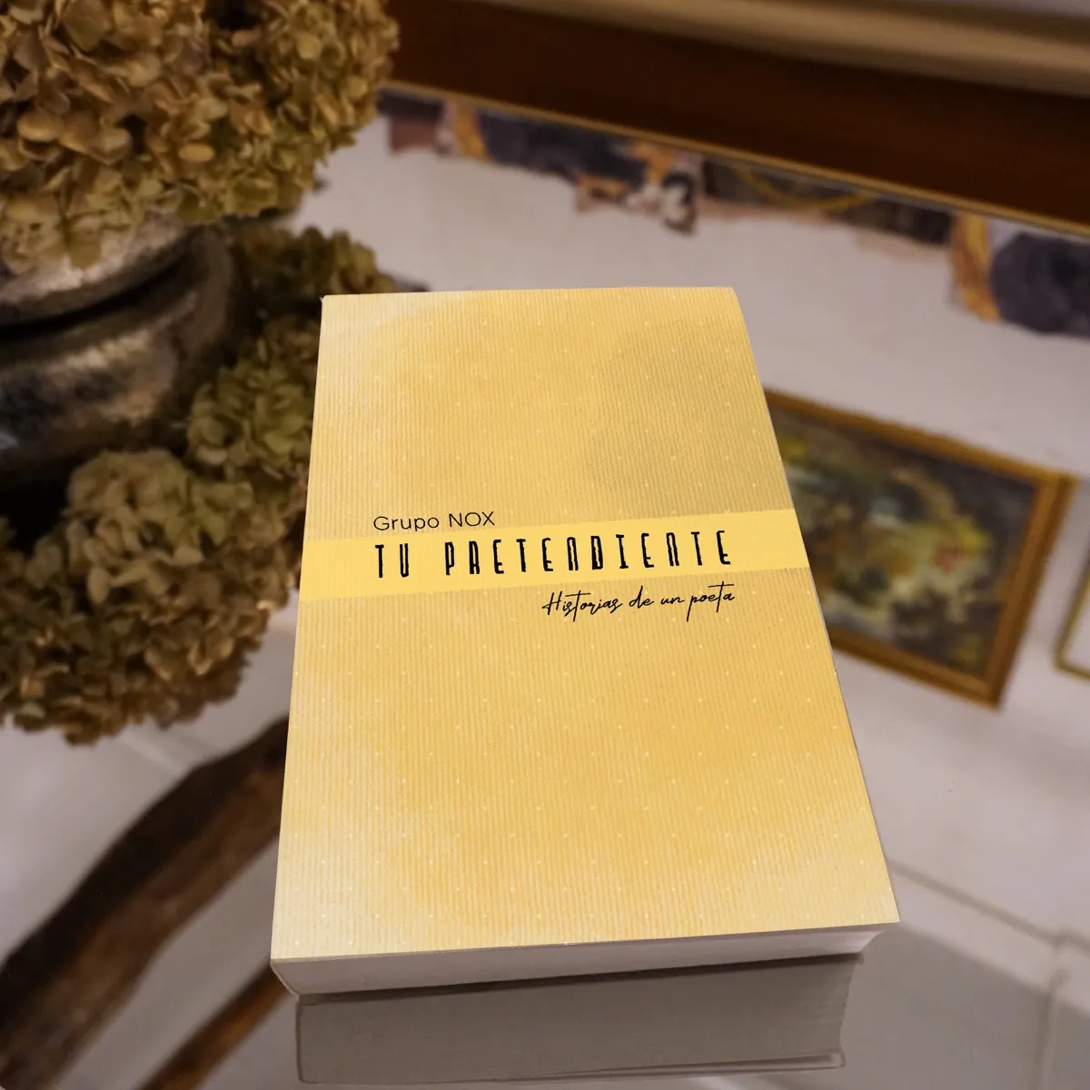 Portada del capítulo VI, «Tu Pretendiente»: un libro de la colección Historias de un Poeta