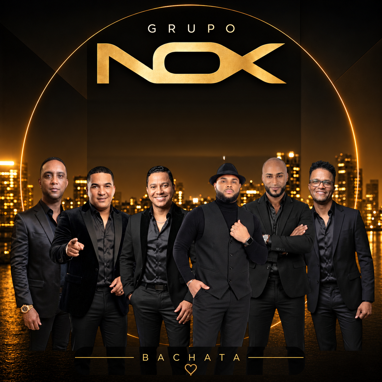 Los seis integrantes de Grupo Nox con traje negro ante una ciudad de noche