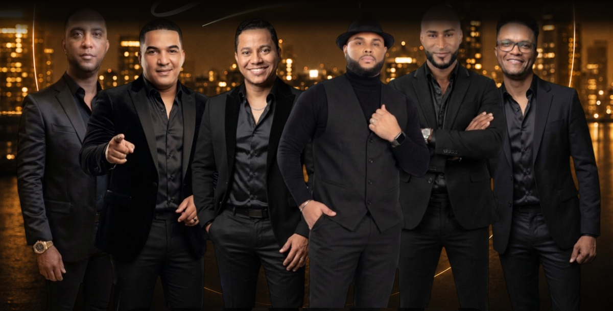 Los seis integrantes de Grupo Nox, vestidos de negro, ante una ciudad de noche